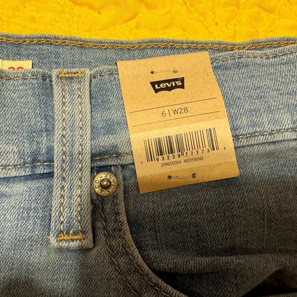 NWT Levi Mid Rise shorts! Look at pictures - Picture 2 of 5